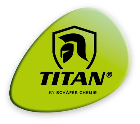Grüner Tropfen mit schwarzem Titan-Logo und Helm-Emblem, darunter steht by Schäfer Chemie.